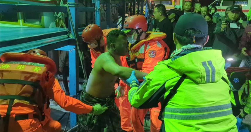 獲救上岸的受傷漁工。（圖／報系資料照）