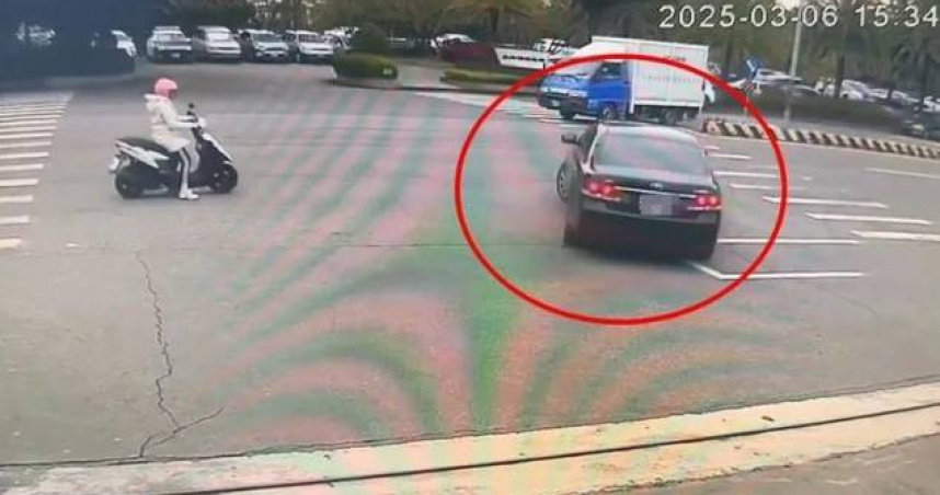 黑車疑閃避酒測攔檢竟倒車逃逸，還險些撞上後方無辜車輛，警方已通知車主到案釐清過程。（圖／翻攝畫面）