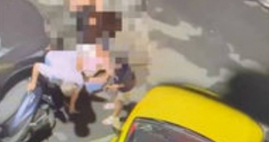 運將把乘客遺忘的手機送回，並索討車馬費300元，結果雙方卻發生口角還互相鬥毆。（圖／翻攝畫面）