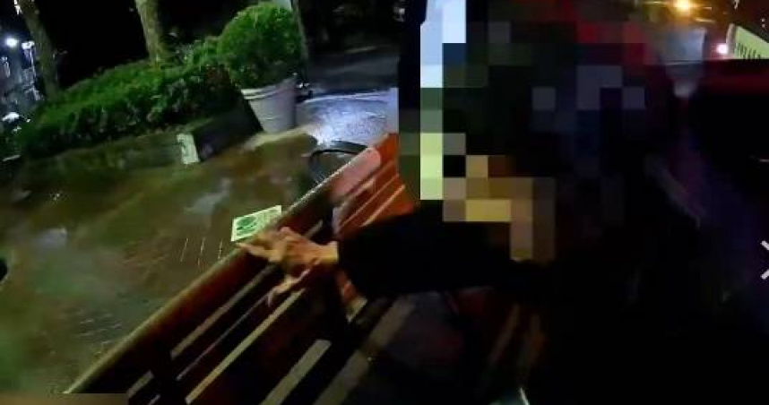 北市信義分局員警日前獲報有失智婦人疑似沒錢吃東西呆坐店中，當場自掏腰包購買熱食供婦人食用。(圖／翻攝畫面)