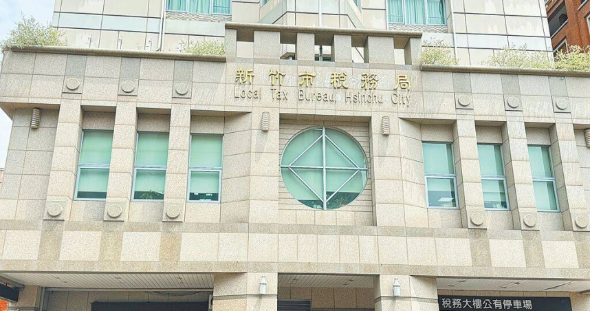 某原上櫃的建設公司20年前即開始拖欠高達千萬元的房屋稅等稅金，新竹市稅務局近期發現該建商名下還有10餘個「珍貴」的社區停車位不動產，並積極尋找潛在買家，最終成功清理853萬元欠稅款。（圖／中國時報陳育賢攝）