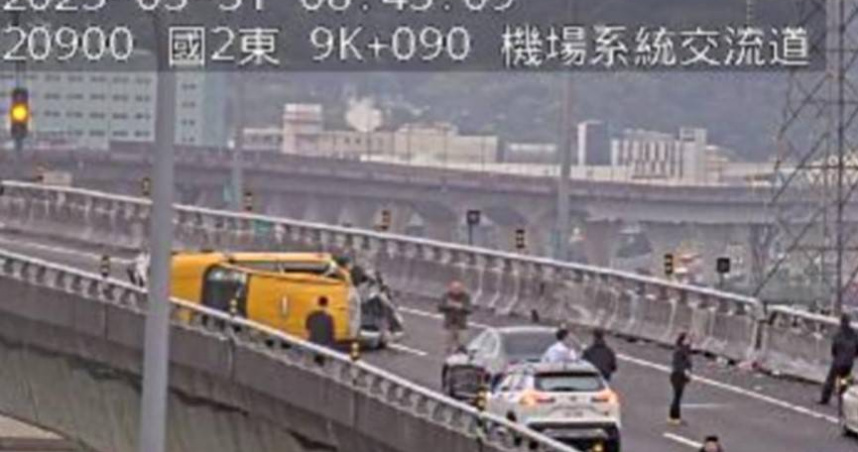 國道2號發生計程車自撞護欄翻覆，造成運將一度受困待救，零件還噴飛波及另3輛車。（圖／翻攝畫面）