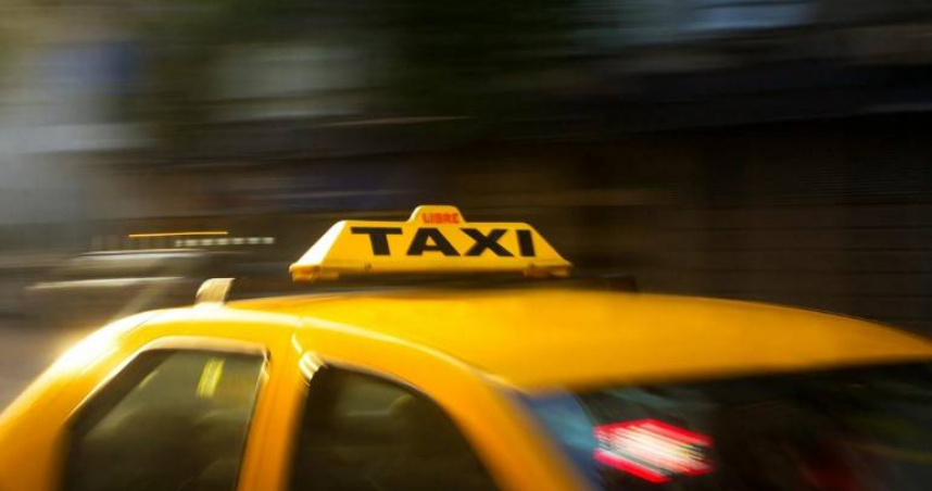 計程車與轎車在閘道口發生碰撞，導致計程車衝上邊坡釀2傷，警方到場後竟發現運將酒駕。（示意圖／Pexels）