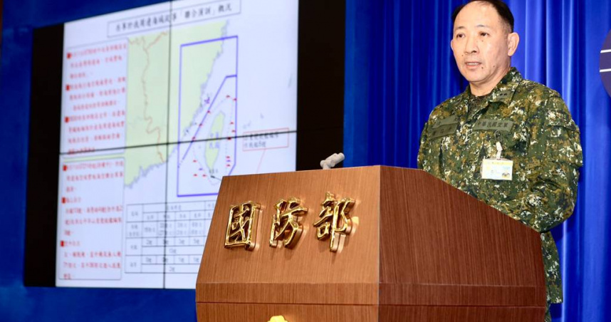 大陸解放軍陸軍、海軍、空軍、火箭軍等兵力並在台灣周邊組織艦機多方向抵近台，檢驗戰區部隊聯合作戰實戰能力；國防部1日針對中共聯合演訓召開記者會公布應處作為，圖為參謀本部情報參謀次長謝日升（見圖）進行簡報。（圖／中國時報記者郭吉銓攝）