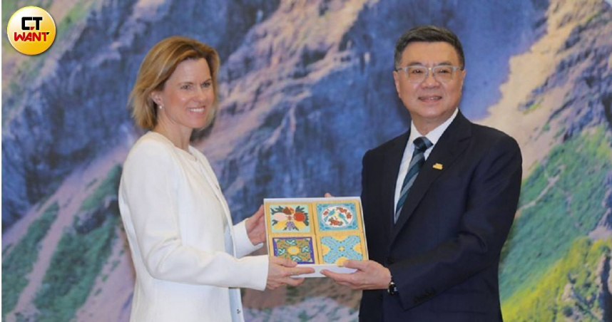 行政院長卓榮泰（右）接見英國在台辦事處包瓊郁（Ruth Bradley-Jones）代表。（圖／周志龍攝）