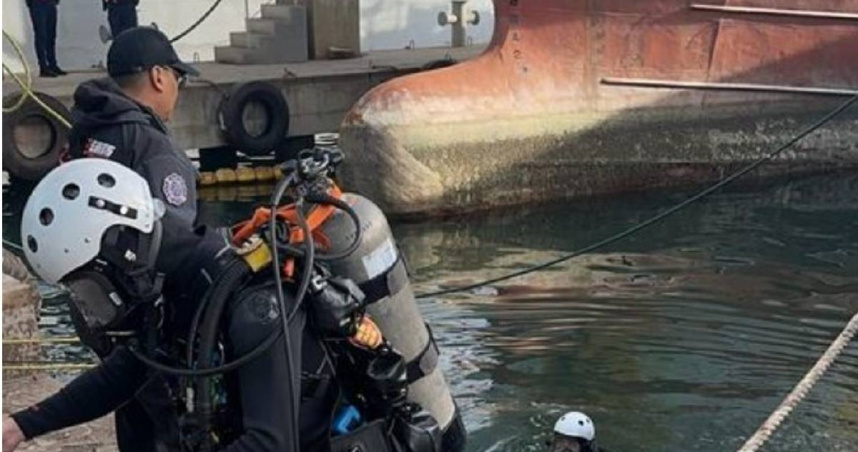 高雄渡船巷120號前方水域，驚傳有1名漁工落海失聯，後續已自行游上岸且無大礙。（圖／翻攝畫面）