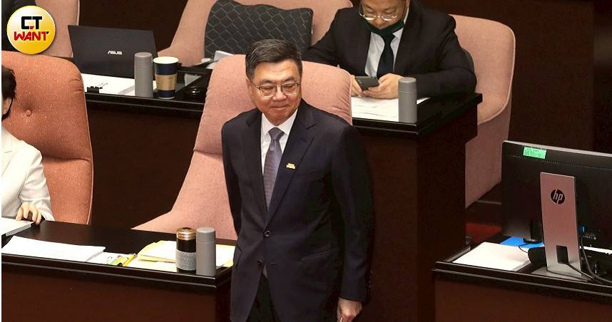 行政院長卓榮泰宣布將於下週一公布880億支持方案的申請細節，協助產業調適應對美國關稅挑戰。（圖／劉耿豪攝）