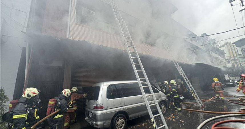 新北樹林鐵皮工廠突發大火。（圖／翻攝畫面）