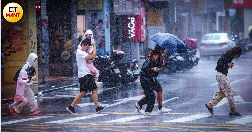 今天北台灣、東台灣較為濕涼，基隆北海岸、東北部地區可能降下大雨。（圖／劉耿豪攝）