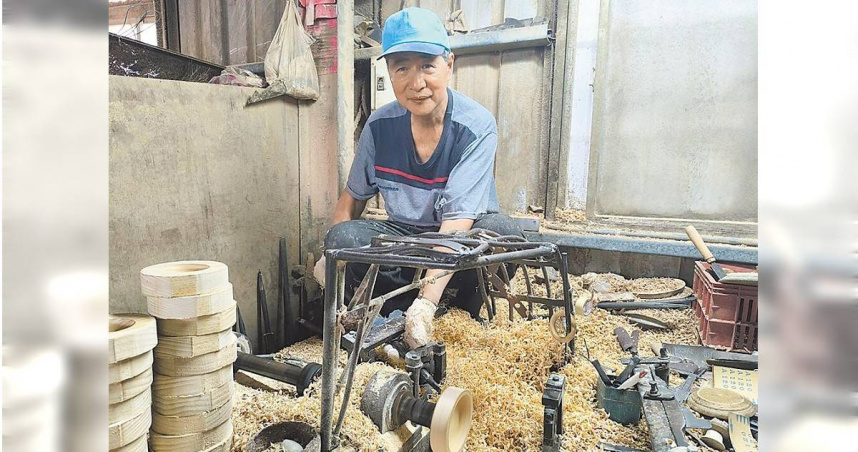 台中市神岡區江隆煙，是少數仍使用會津式車床「跳台」技術的木工師傅。（圖／中國時報李京昇攝）
