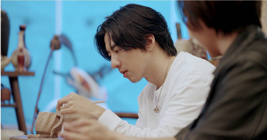 傅孟柏曾經下戲後莫名動怒，搬沙發砸破落地窗。（圖／鏡電視提供）