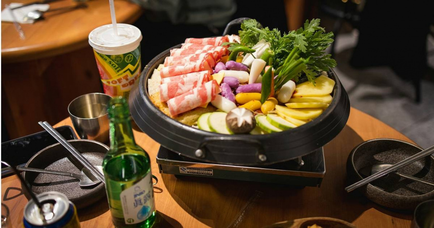 有網友到火鍋店候位，自報姓氏是「口天吳」，卻遭店員當場糾正。（示意圖／unsplash）