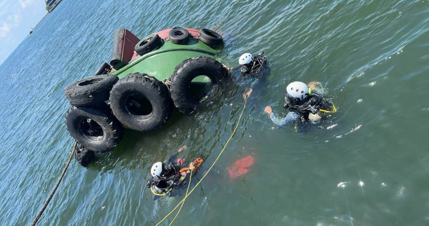 高雄港驚傳拖船翻覆，25歲船員落海慘死尋獲遺體。（ 圖／翻攝畫面）