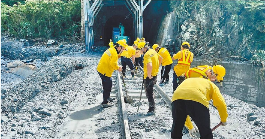 台鐵將自7月起比照道安會議模式，每月開行車事故檢討會。圖為台鐵搶修工程畫面。（圖／報系資料照）