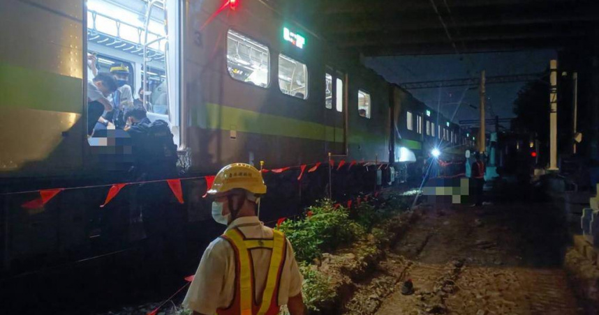 1237次區間車晚間7時30分許前往中壢站時，有民眾遭火車撞擊，警消迅速至現場處理。（圖／鐵警局提供）