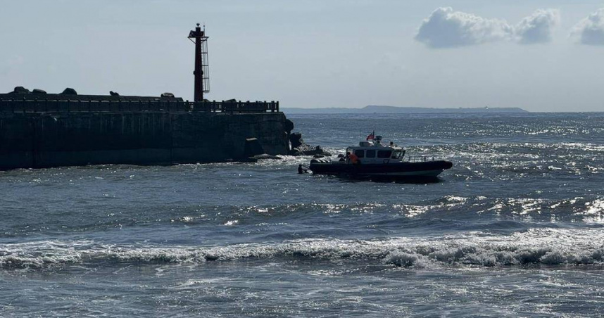 枋寮漁港傳出7人戲水、1人失蹤事件，搜救人員在海面搜索。（圖／翻攝畫面）