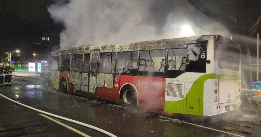 台北市大都會客運營運的262路線電動公車，16日晚間8時許車輛起火爆炸。大都會客運總經理李建文表示，該車都有完成原廠保養，目前20輛同款車型已停派，將與原廠完成檢修後，報請主關機關同意才會復駛。（圖／翻攝畫面）