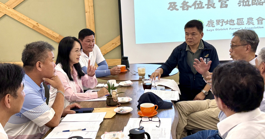 民進黨立委陳瑩與農業部長陳駿季於臺東鹿野農會會談，關注農產品冷鏈設備升級計畫，期望提升鳳梨加工效能與市場競爭力。 （圖／陳瑩辦公室提供）