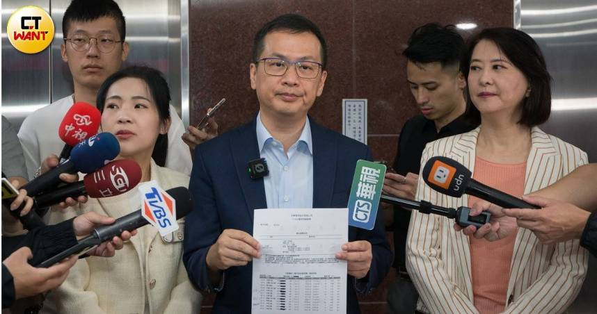 何元楷指出，立委羅智強在立院11屆第一會期的院會、委員會出席率、質詢率和法案預算審查都是100%。（圖／黃威彬攝）