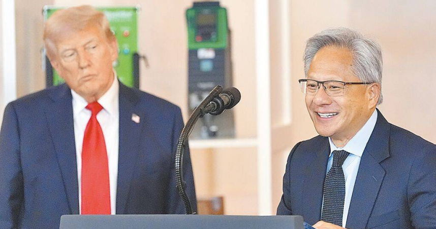 據美媒報導,美國商務部正在聯繫商界高層,包括輝達CEO黃仁勳和蘋果CEO庫克等人,探詢是否有興趣陪同美國總統川普訪陸。圖為黃仁勳先前在白宮發表談話。(圖/達志/美聯社)