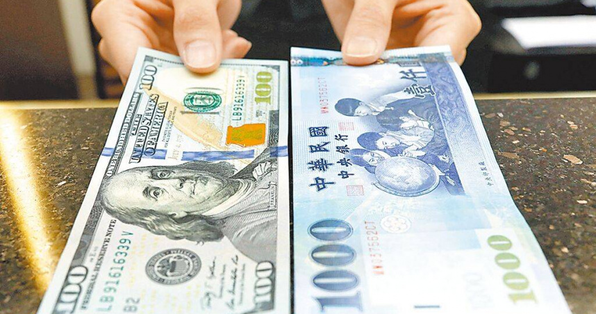 新台幣今年以來累計升幅逾10%,市場擔憂重蹈1990年悲劇,中小企業倒閉潮噩夢重演。(圖/路透社)
