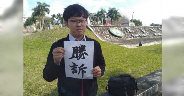 高三生拒朝會升旗被記過 提訴訟法官判他贏