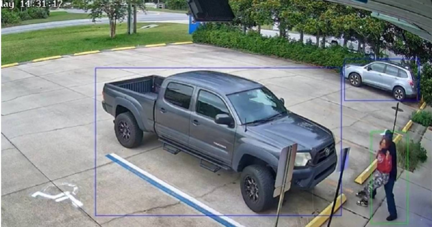 美國佛羅里達州一名搶匪試圖綁架女店員，全程被監視器拍下。（圖／翻攝自X）