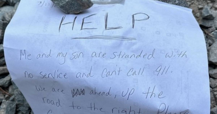 一位母親和她9歲兒子在美國加州內華達山脈的岩石山林中迷路，透過手寫信求救。（圖／Calaveras County Sheriff's Office臉書）