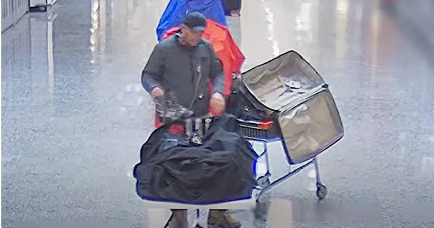 近日，澳洲昆士蘭發生一起離奇竊盜案，一名49歲男子在當地一家購物中心的鞋店裡，偷走了53隻鞋子。令人哭笑不得的是，他偷走的全部都只有鞋子的右腳。（圖／翻攝Police Queensland Police News）