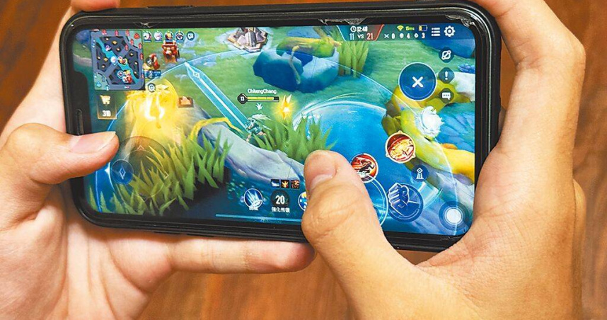 警方發現，犯罪集團會在熱門手遊的聊天室，招募詐欺車手、人頭帳戶或運毒手。（圖／報系資料照）