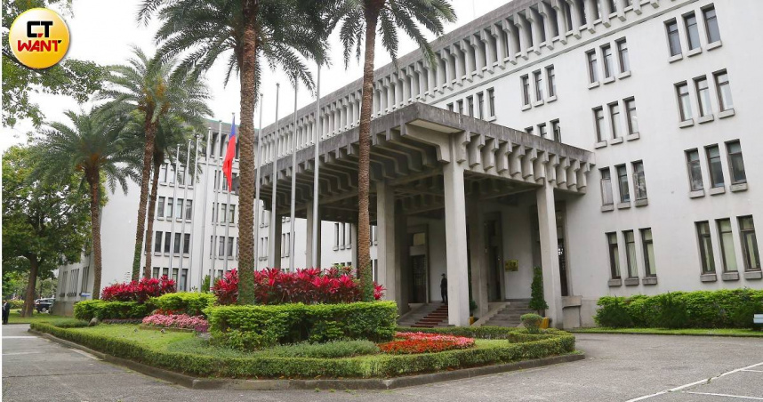 外交部對南非一系列對我方「穿小鞋」外交行為準備以「晶片戰」反擊。（圖／黃鵬杰攝）