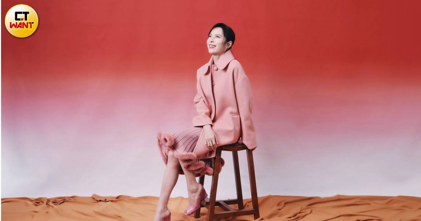 FENDI粉紅色針織洋裝、FENDI粉紅色大衣、FENDI粉紅色跟鞋（圖／楊澍攝）