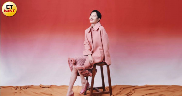 FENDI粉紅色針織洋裝、FENDI粉紅色大衣、FENDI粉紅色跟鞋（圖／楊澍攝）