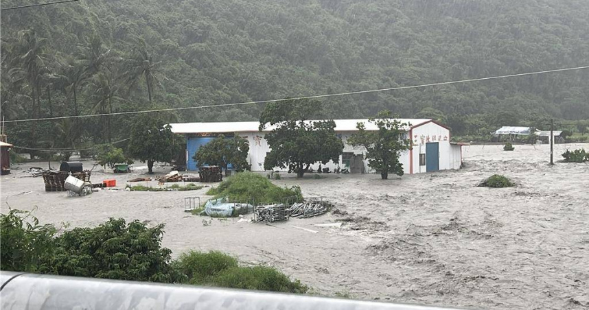 台東金崙溪暴漲，泥流沖入民宅。（圖／讀者提供）