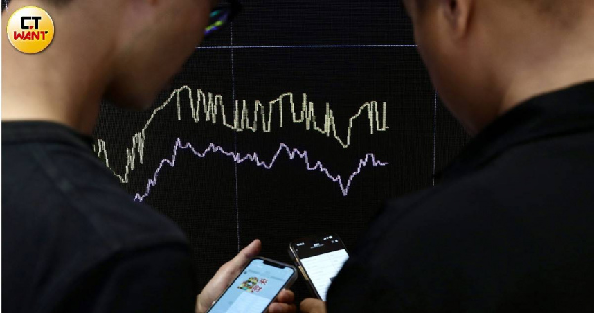 台股4日開盤即跌逾百點。（圖／方萬民攝）