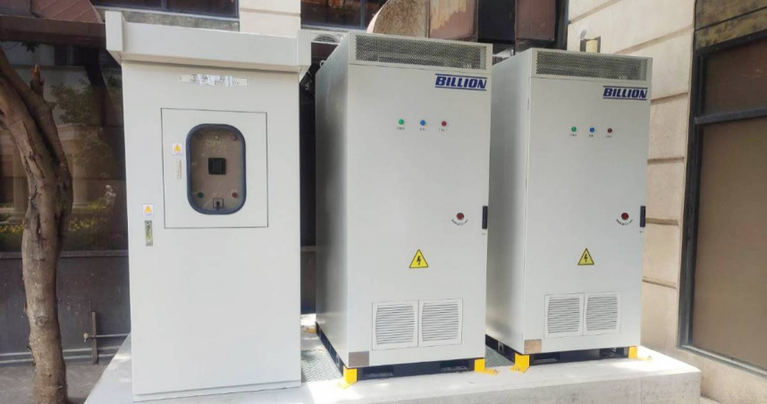 政府鼓勵自建儲能，中部飯店業者安裝盛齊儲能櫃提升供電品質、降低電費，並在有限用地內打造具調度彈性的儲能設計。(圖片提供／盛齊綠能)