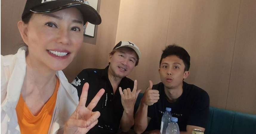 狄鶯表示，計畫將孫安佐送去日本讀書。圖為狄鶯一家人合照。（圖／翻攝臉書／狄鶯）