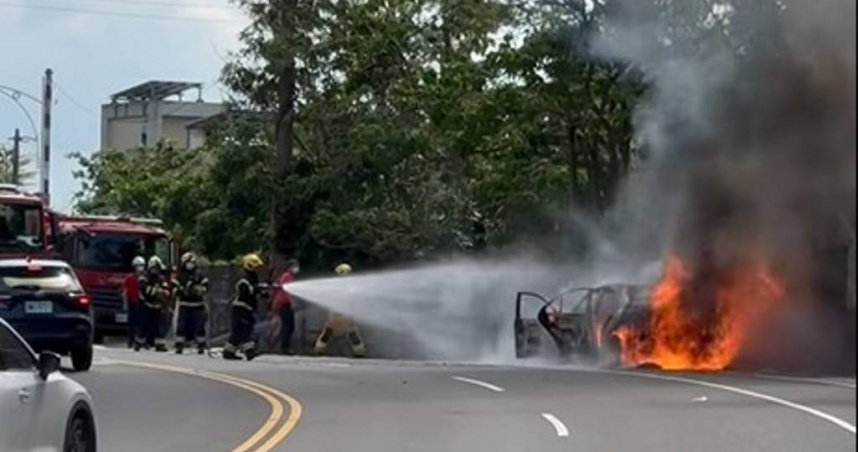 嘉義林森東路轎車突然起火燃燒，消防人員緊急撲滅但車輛已燒成廢鐵。（圖／翻攝臉書社團嘉義綠豆大小事）