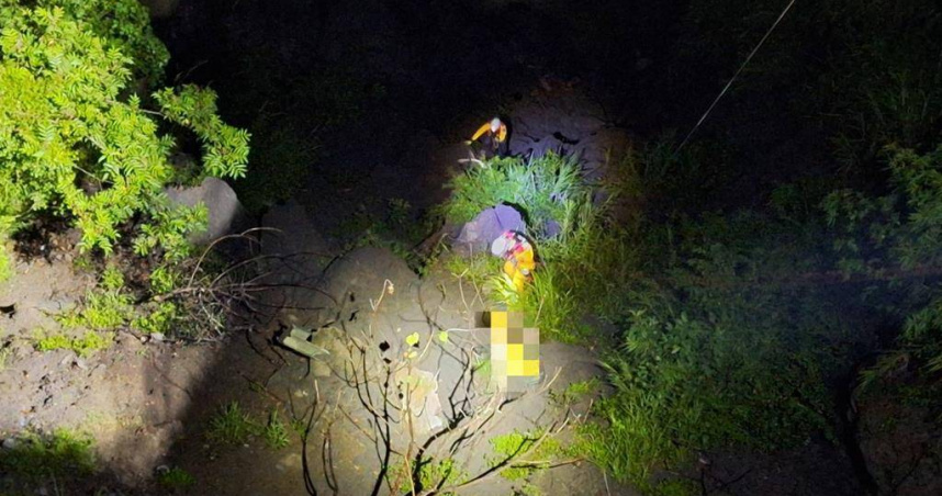 嘉義阿里山公路發生重機自撞墜谷意外，騎士摔落50米深谷，警消架設繩索成功救援。（圖／翻攝畫面）