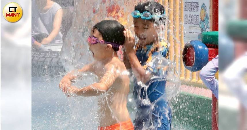 中央氣象署針對13縣市發布高溫資訊，其中新北市三峽區下午2時出現39.2度。（示意圖／黃耀徵攝）