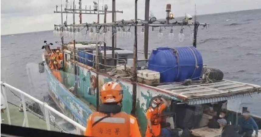 公海攔截偷渡船24越南人被迫付960萬遭起訴。（圖 ／翻攝畫面）