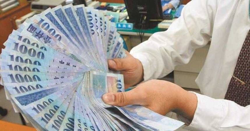 新台幣兌美元26日早盤開升後，在台股走跌之下翻貶，再度貶至30.5關卡。 （圖／報系資料照）