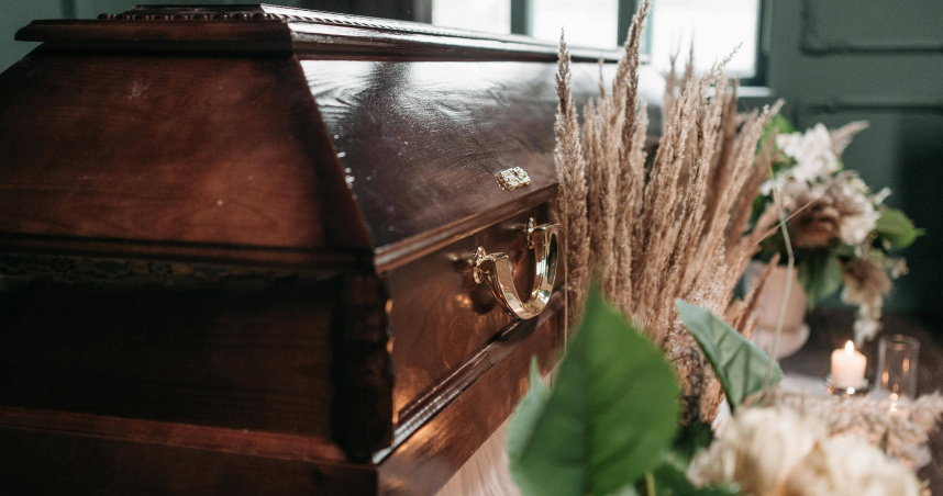 英國里兹一名38歲殯儀館館長艾米厄普頓（Amie Upton）近日遭控將死嬰遺體暫放在自家客廳 。（示意圖／翻攝Pexels）