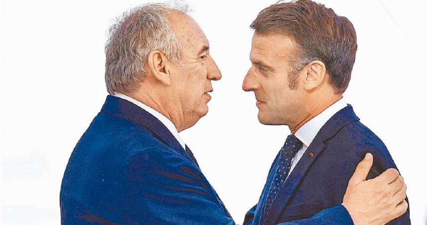 法國總理白胡（左）與總統馬克宏（右）舉行會談。（圖／路透）