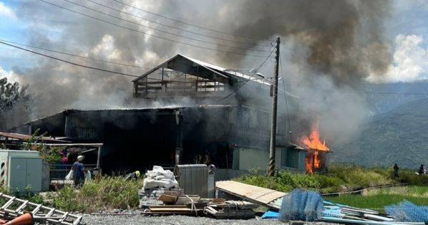 2層樓民宅陷火海所幸無人傷亡。（圖 ／翻攝畫面）