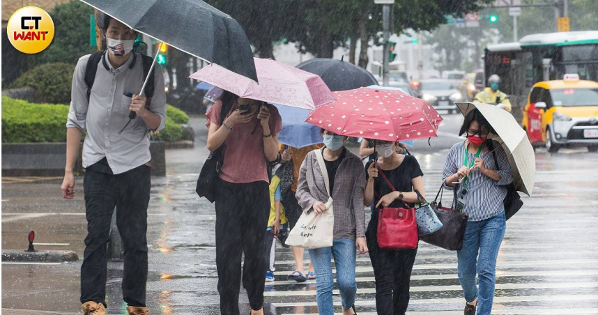 樺加沙颱風逐漸遠離台灣，但外圍環流仍持續影響。（示意圖／黃威彬攝）
