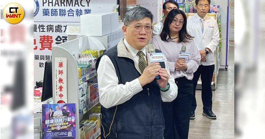 食藥署副署長王德原今天出席「社區藥局好厝邊，用藥安全齊把關」記者會，會後接受媒體聯訪。（圖／林則澄攝）