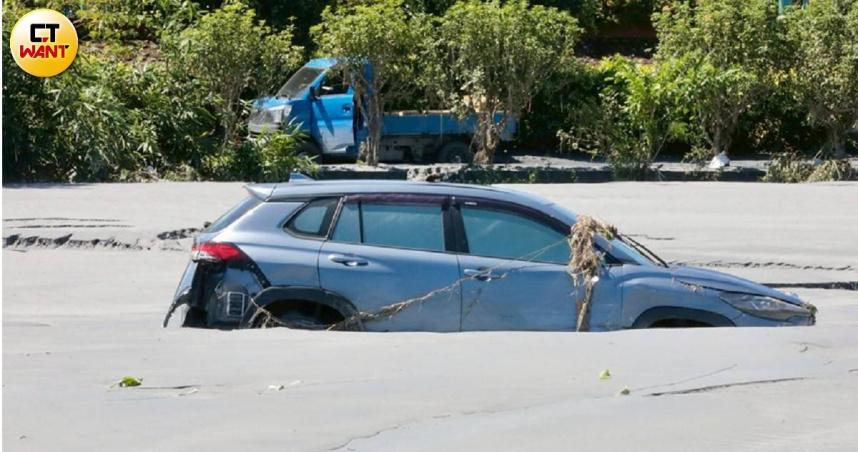 花蓮縣光復鄉近日災情讓國民黨立委羅智強看了是同悲不捨。（圖／黃耀徵攝）