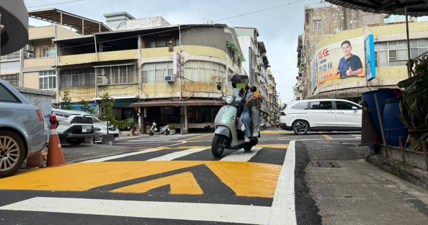 高市交通局近日在鳳山區光華東路與和興街口設置「減速平台」，該平台以黃色警示帶串聯斑馬線形式呈現，在路面上特別顯眼，能有效讓車輛物理性減速，降低車禍發生。（圖／中國時報紀爰攝）