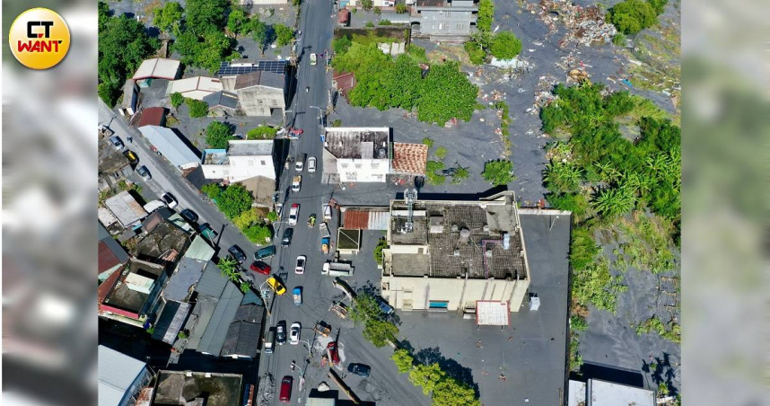 花蓮縣馬太鞍溪上游堰塞湖發生溢流，泥水灌進光復鄉市區，民眾清掃家園。（圖／黃耀徵攝）